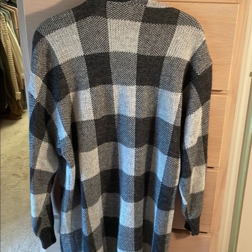 IN SEARCH OF THIS AMERICAN EAGLE SWEATER.